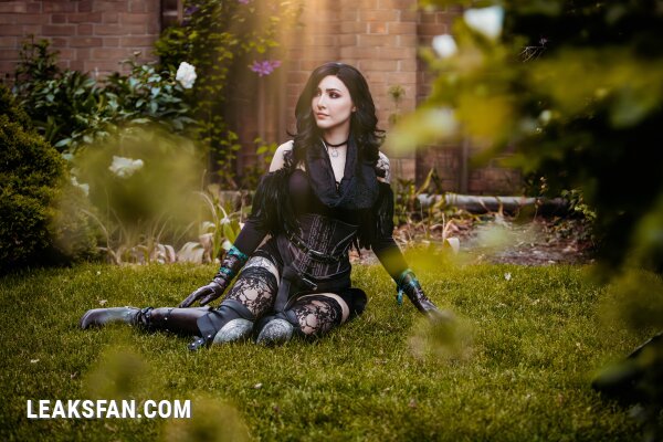 Luxlo Cosplay - Yennefer - 0