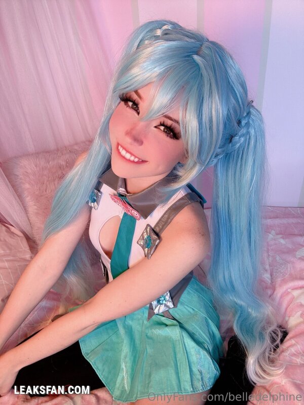 Belle Delphine ----------------- Hatsune Miku - 1