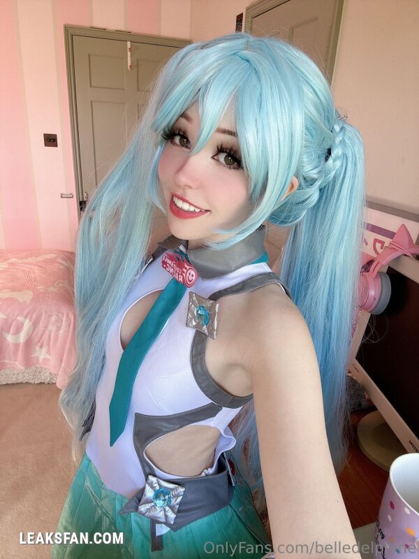 Belle Delphine ----------------- Hatsune Miku - 14