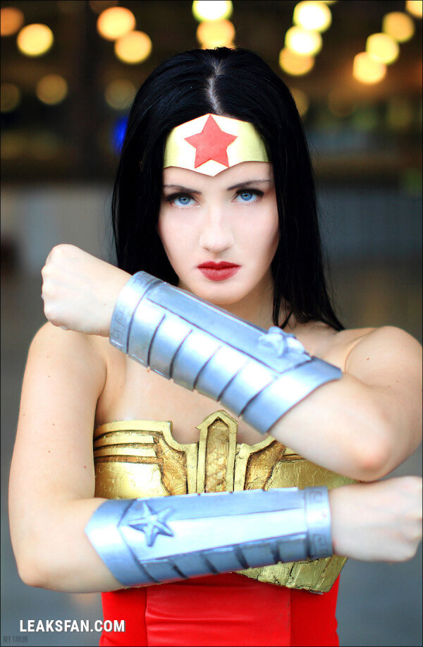 Oniksiya Sofinikum is Wonder Woman - 1